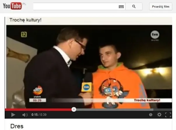 Reporter TVN kontra dres, czyli jak ubierać się do teatru [WIDEO]