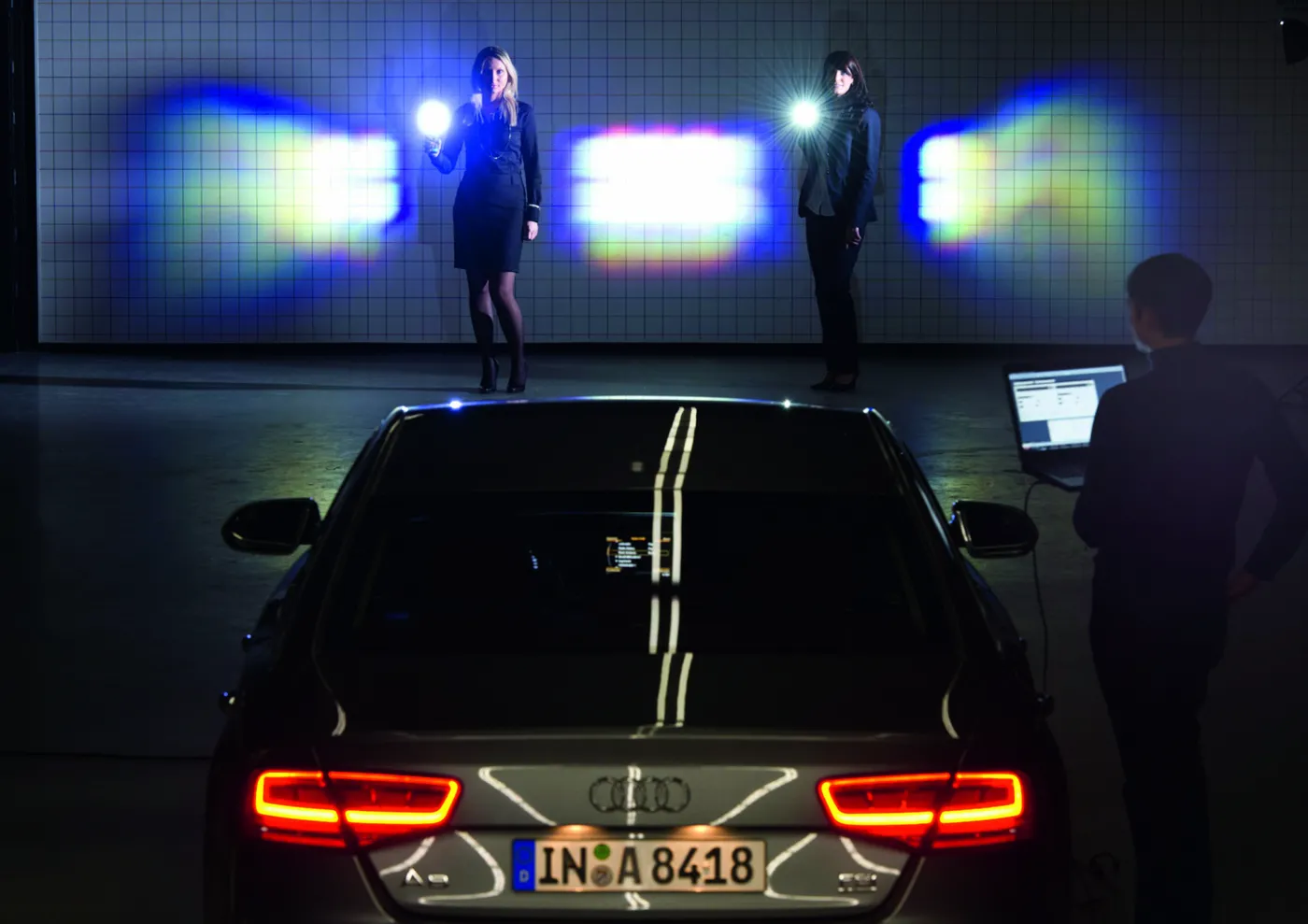 Koniec z oślepianiem i mruganiem światłami! Pierwsze zdjęcia nowego audi A8