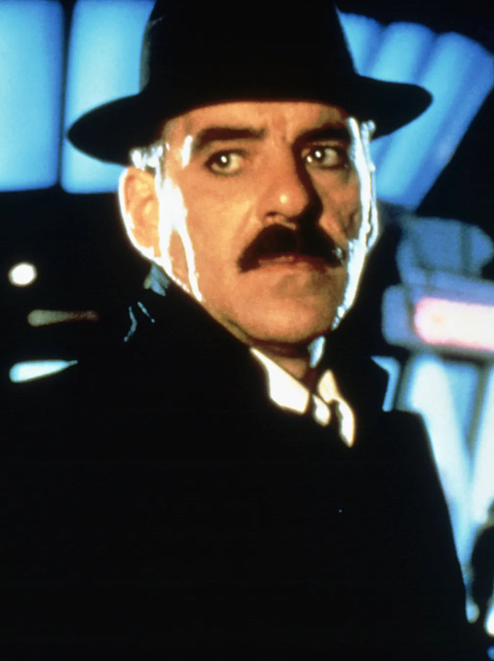 5222138-dennis-farina.jpg