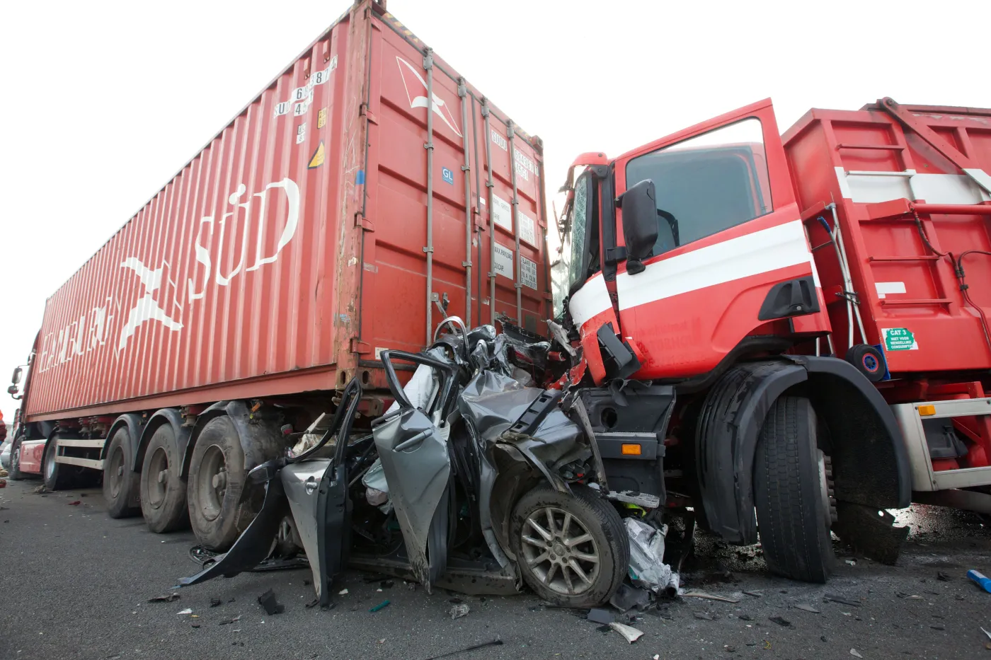 Tiry miażdżyły osobówki na autostradzie w Belgii. Dramatyczne zdjęcia