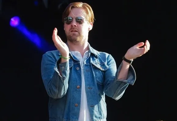 4384382-kaiser-chiefs.jpg