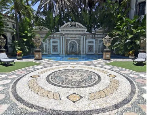 Willa Versace sprzedana. Obniżka sięgnęła ponad 80 mln dolarów