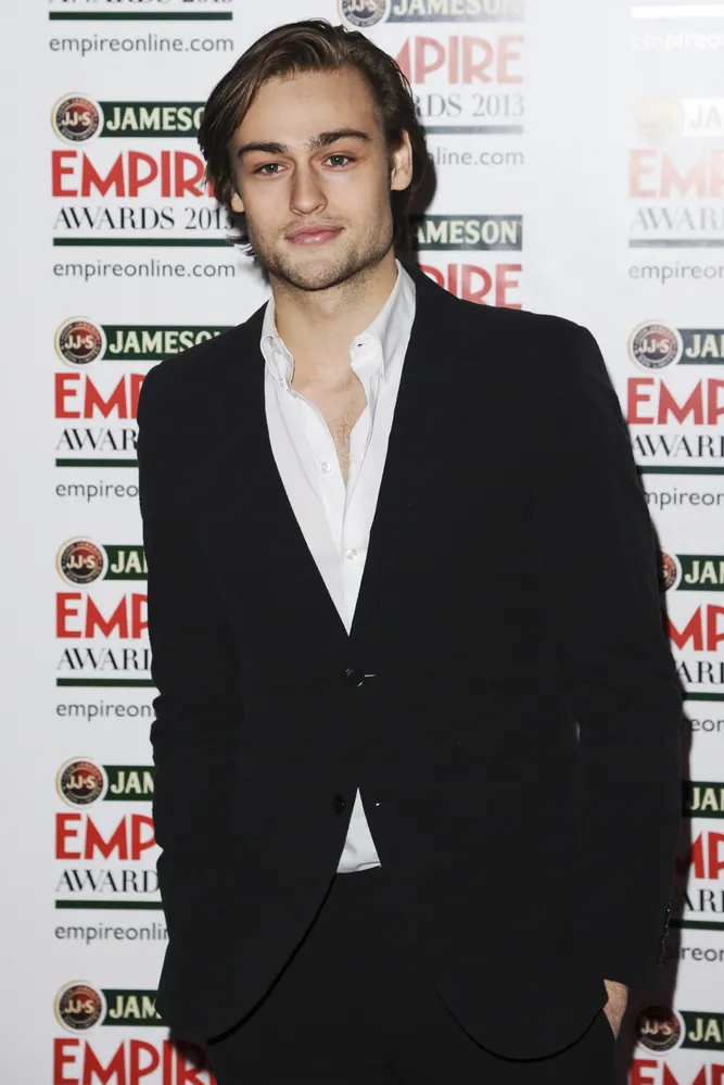 5589587-douglas-booth.jpg