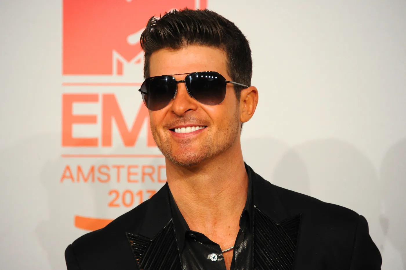 5620179-robin-thicke.jpg