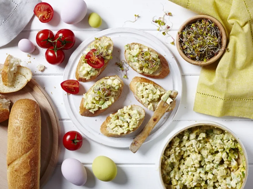 Znane danie w odświętnej wersji: PRZEPIS na wielkanocną pastę jajeczną