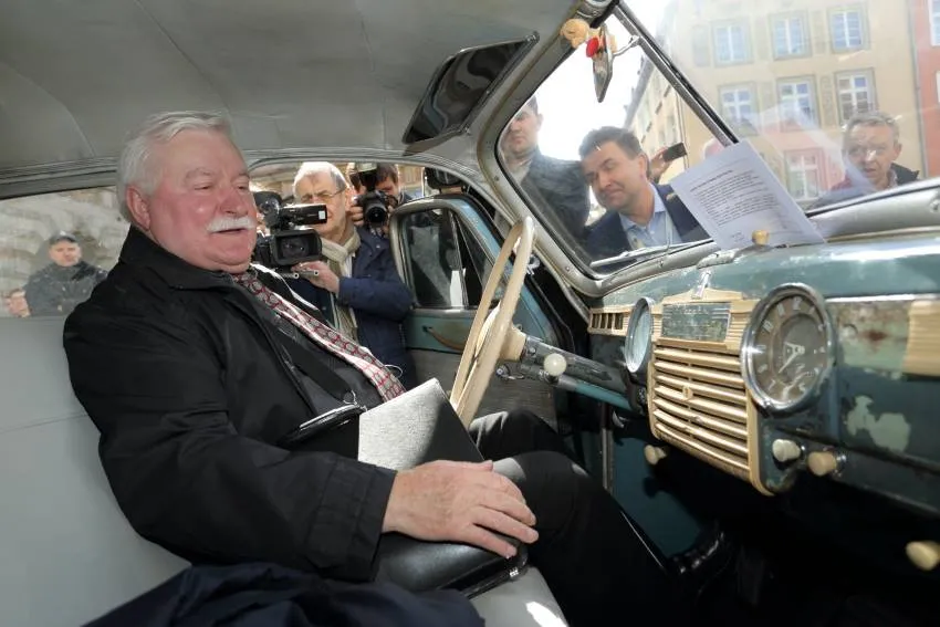 Wałęsa za kierownicą legendarnego samochodu papieża. Na zegarze wciąż jest 21:37. ZDJĘCIA