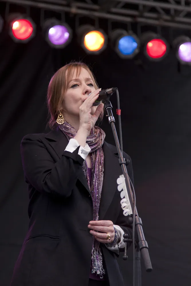 5912542-suzanne-vega.jpg