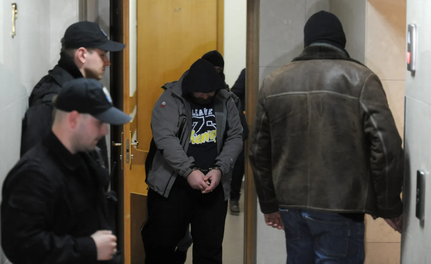 Ks. Wojciech G. w drodze na posiedzenie aresztowe w Sądzie Rejonowym dla Warszawy-Mokotowa