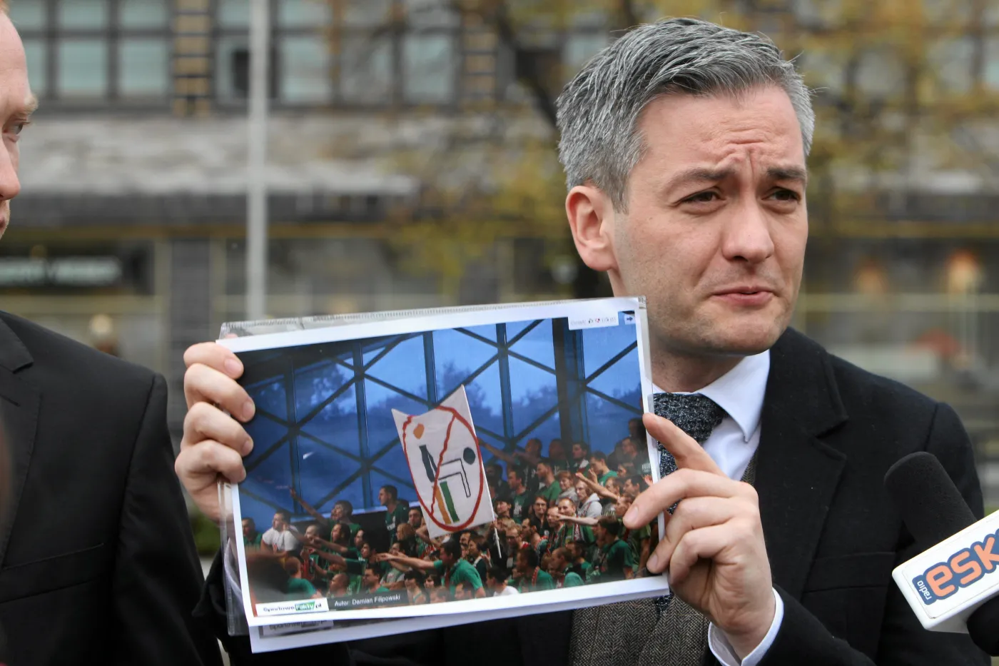 "Kolejny raz zostałem uderzony na ulicy". Atak na posła Twojego Ruchu 