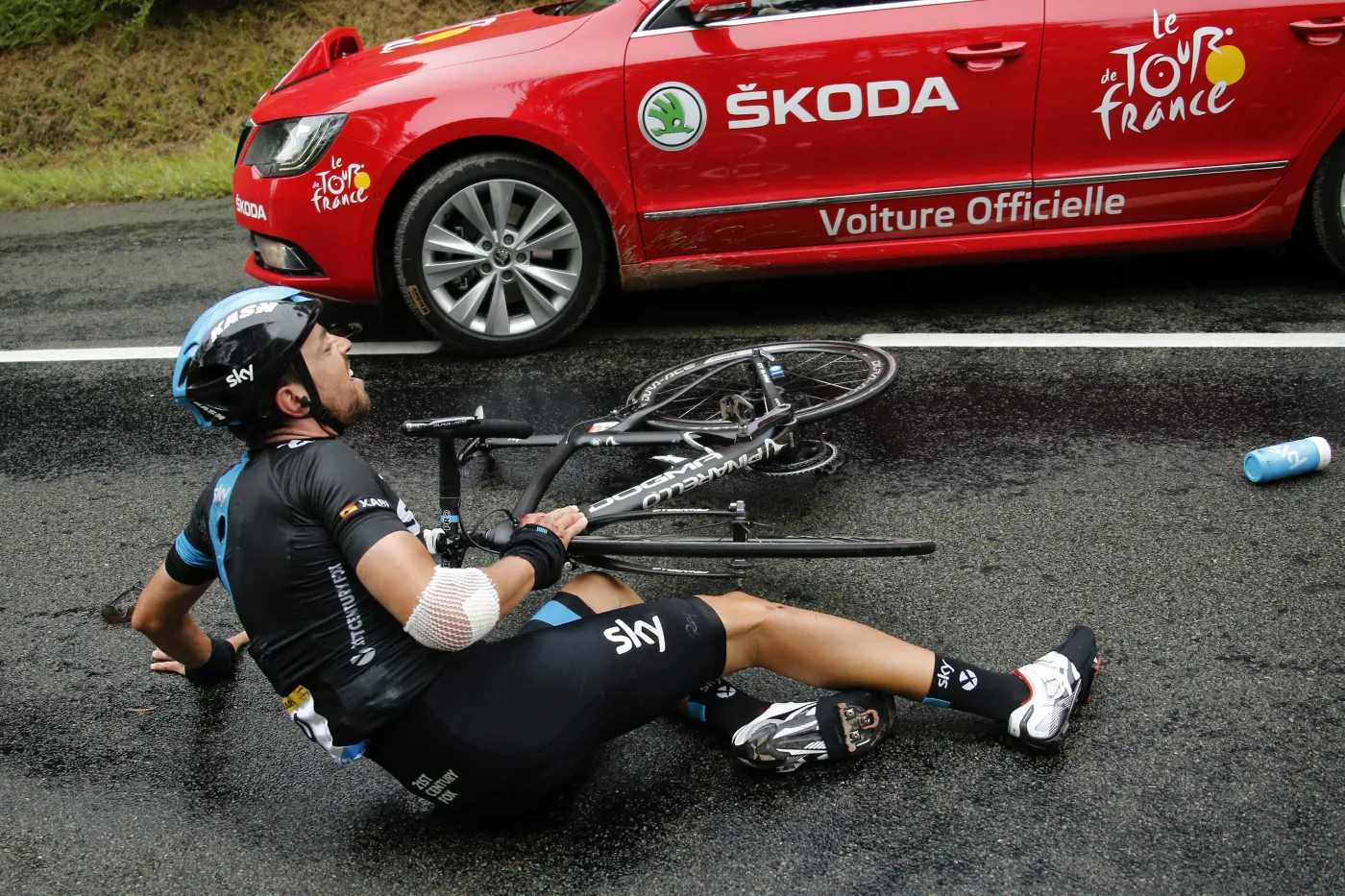 Tour de France: Mnóstwo kraks na VI etapie. Rozbite głowy i połamane obojczyki