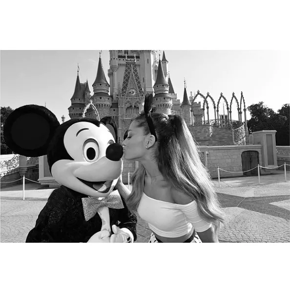 6567854-ariana-grande.png