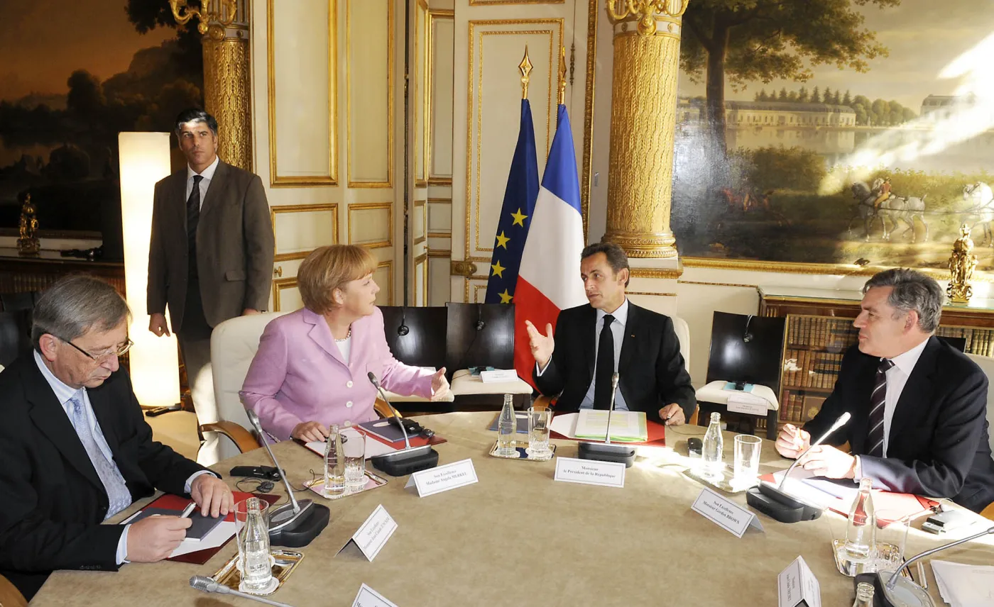 To ona trzęsie całą Unią Europejską? Białe rękawiczki Merkel. GALERIA