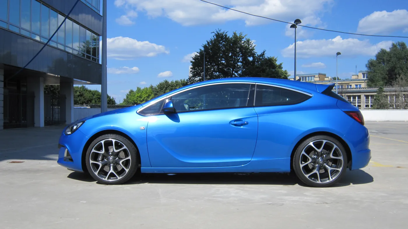 6690662-opel-astra-opc.jpg
