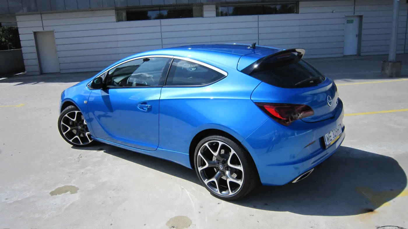6690691-opel-astra-opc.jpg