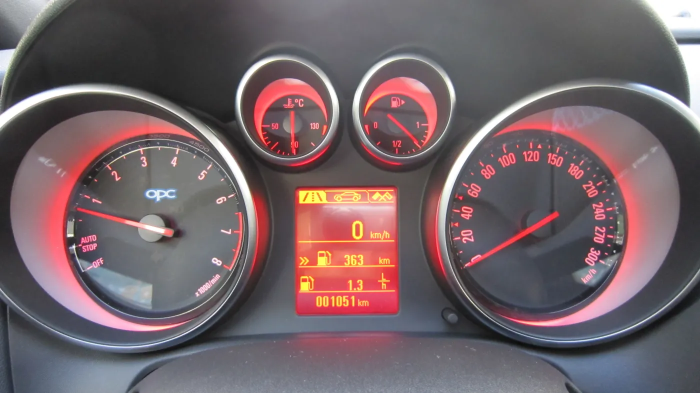 6690177-opel-astra-opc.jpg