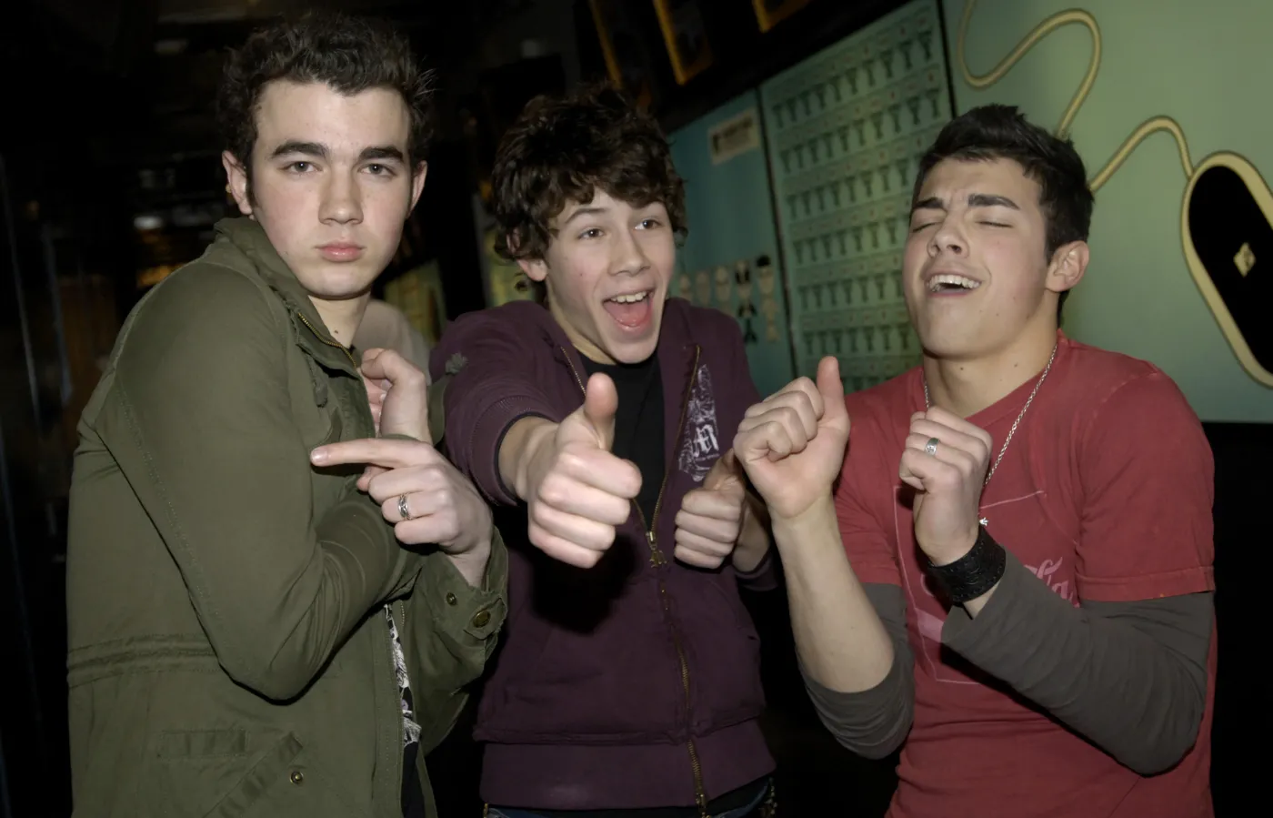 6364205-jonas-brothers.jpg