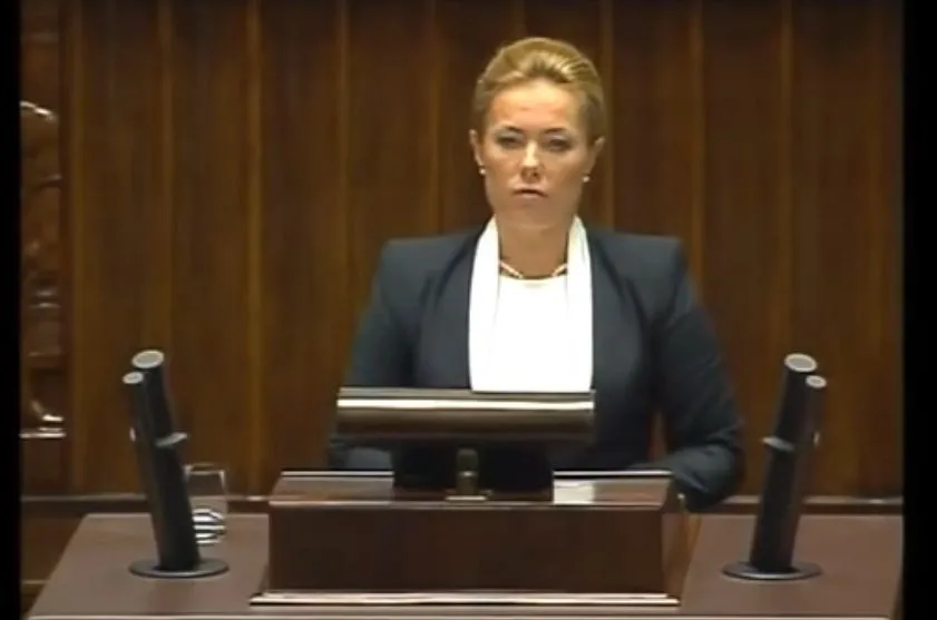 Posłanka przejęła się rolą, w Sejmie brawa i śmiech. Zobacz WIDEO