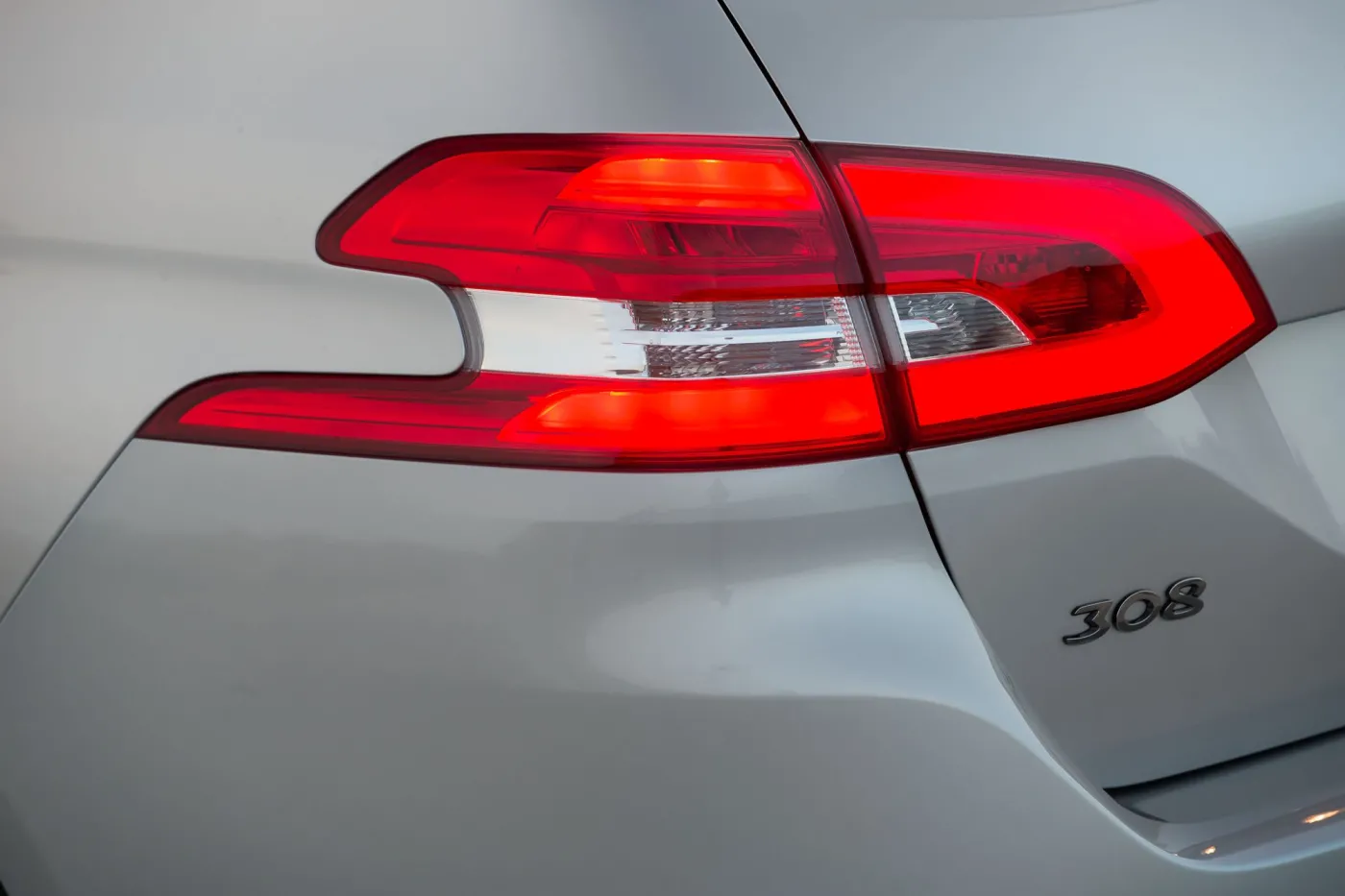 Nowe kombi już atakuje Toyotę, Kię w Polsce! Peugeot 308 SW na rynku. ZDJĘCIA