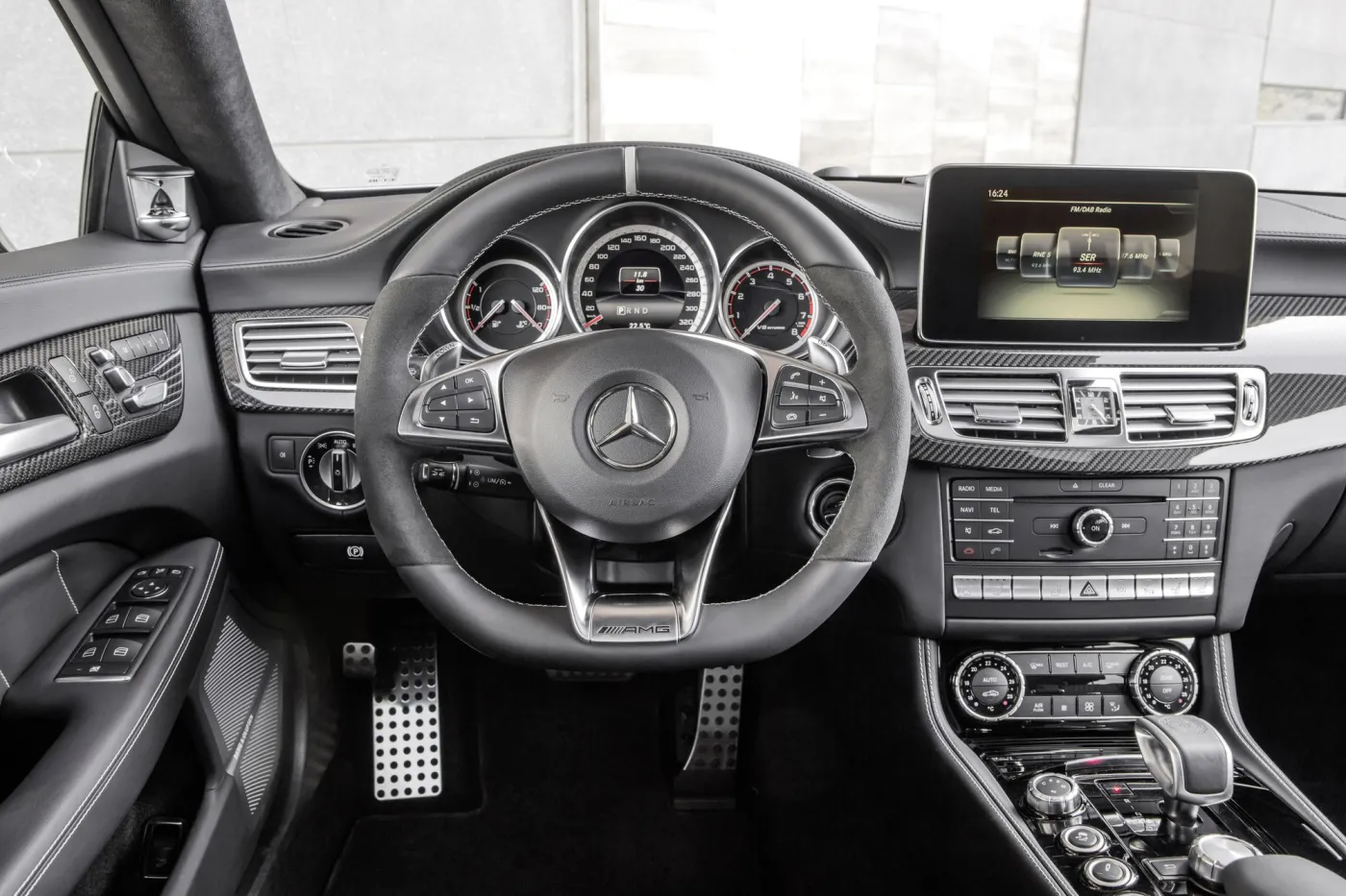 6447869-mercedes-cls.jpg