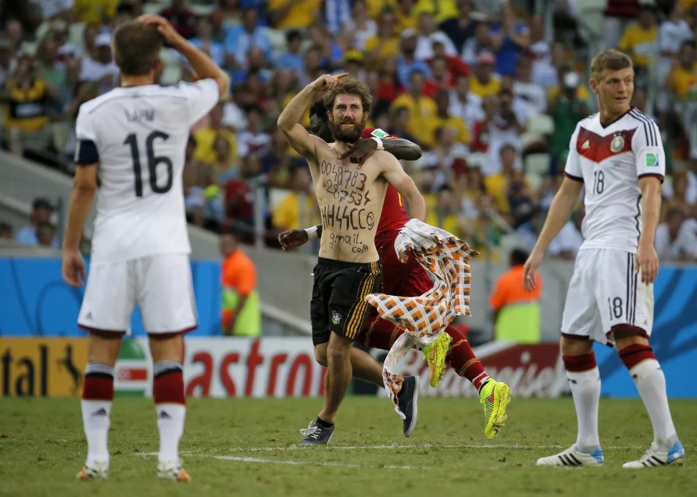 Golas, który zakłócił mecz Niemcy - Ghana jest... Polakiem. ZDJĘCIA