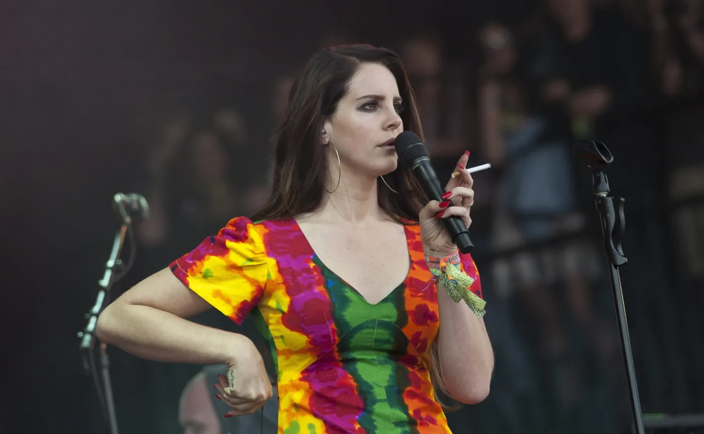 Lana Del Rey z papieroskiem na scenie! Kiepski to przykład dla fanów [ZDJĘCIA]