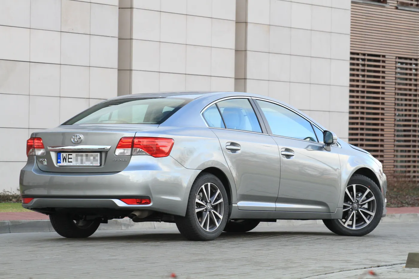 7033748-toyota-avensis.jpg