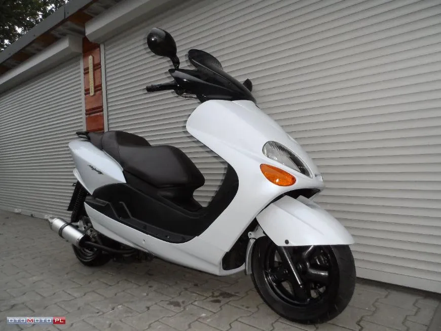 7041802-yamaha-majesty.jpg