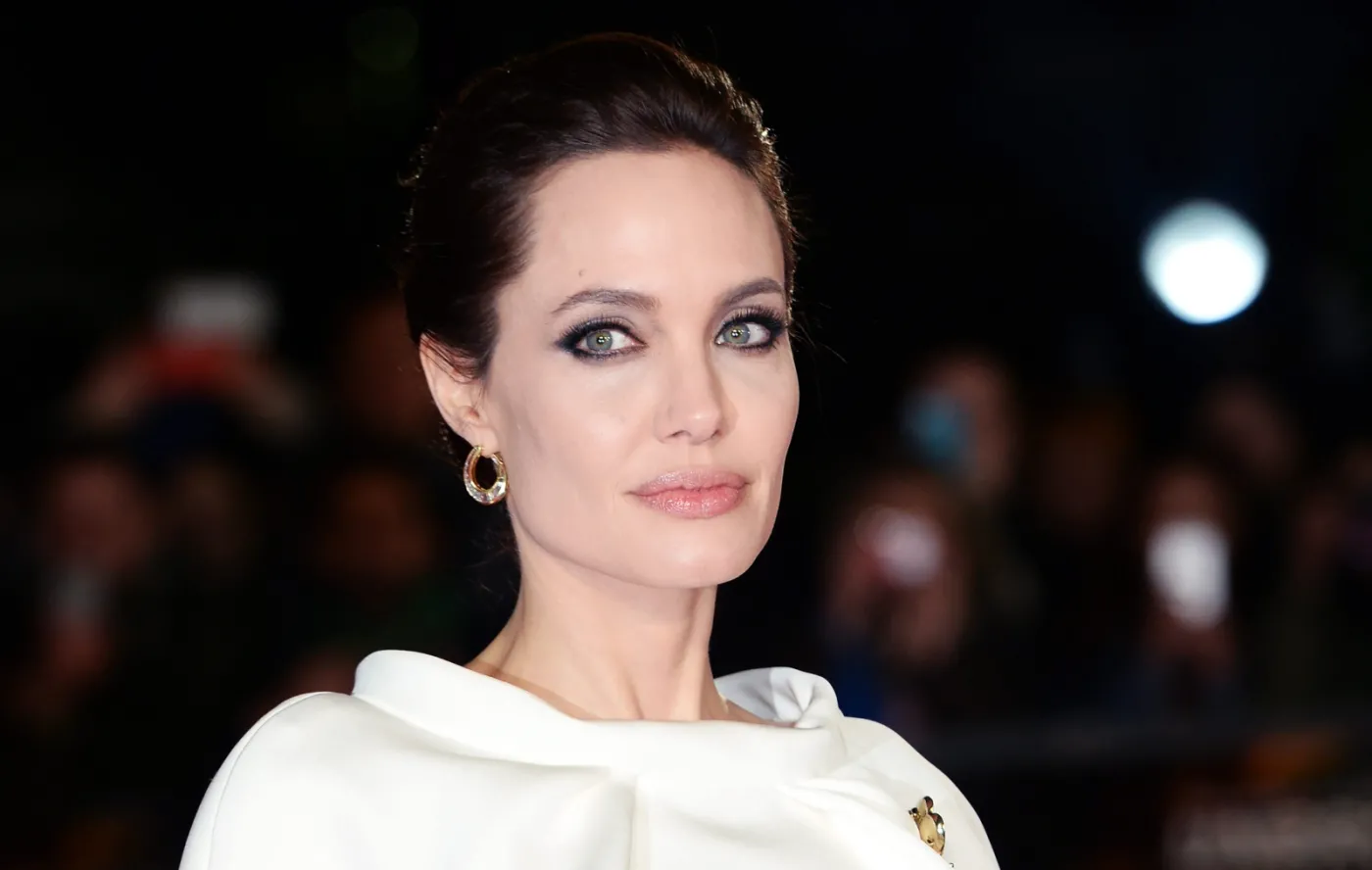 7117343-angelina-jolie.jpg
