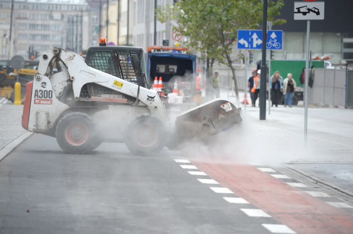 Ulica Świętokrzyska w Warszawie na 5 minut przed otwarciem. ZDJĘCIA