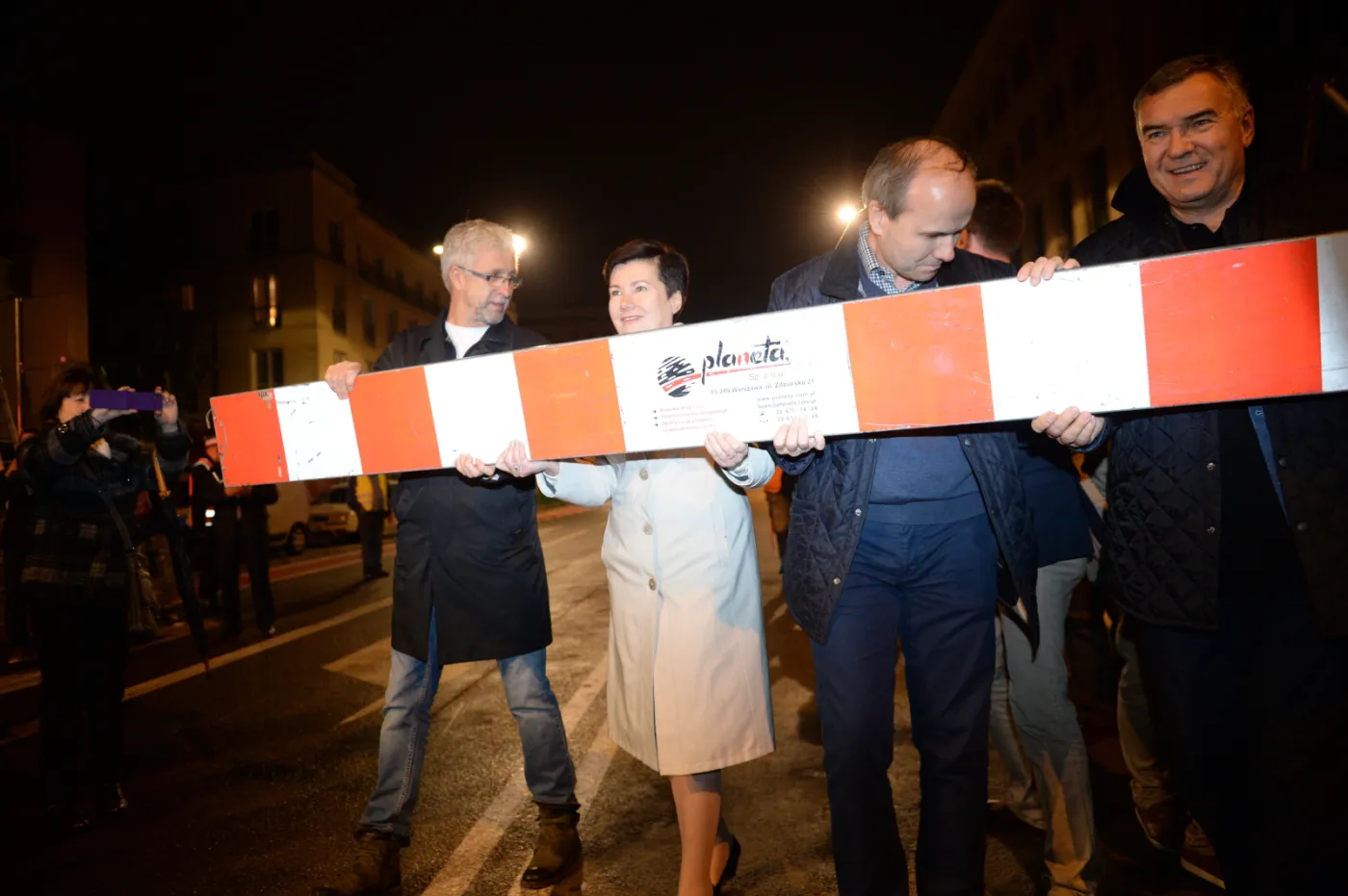 Gronkiewicz-Waltz powaliła szlaban na nowej Świętokrzyskiej i stłuczka zaraz po otwarciu. ZDJĘCIA