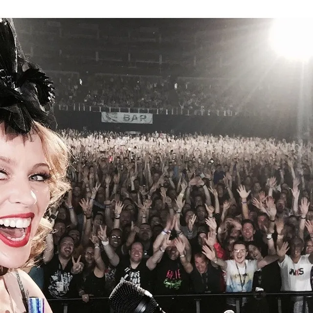6979777-kylie-minogue.jpg