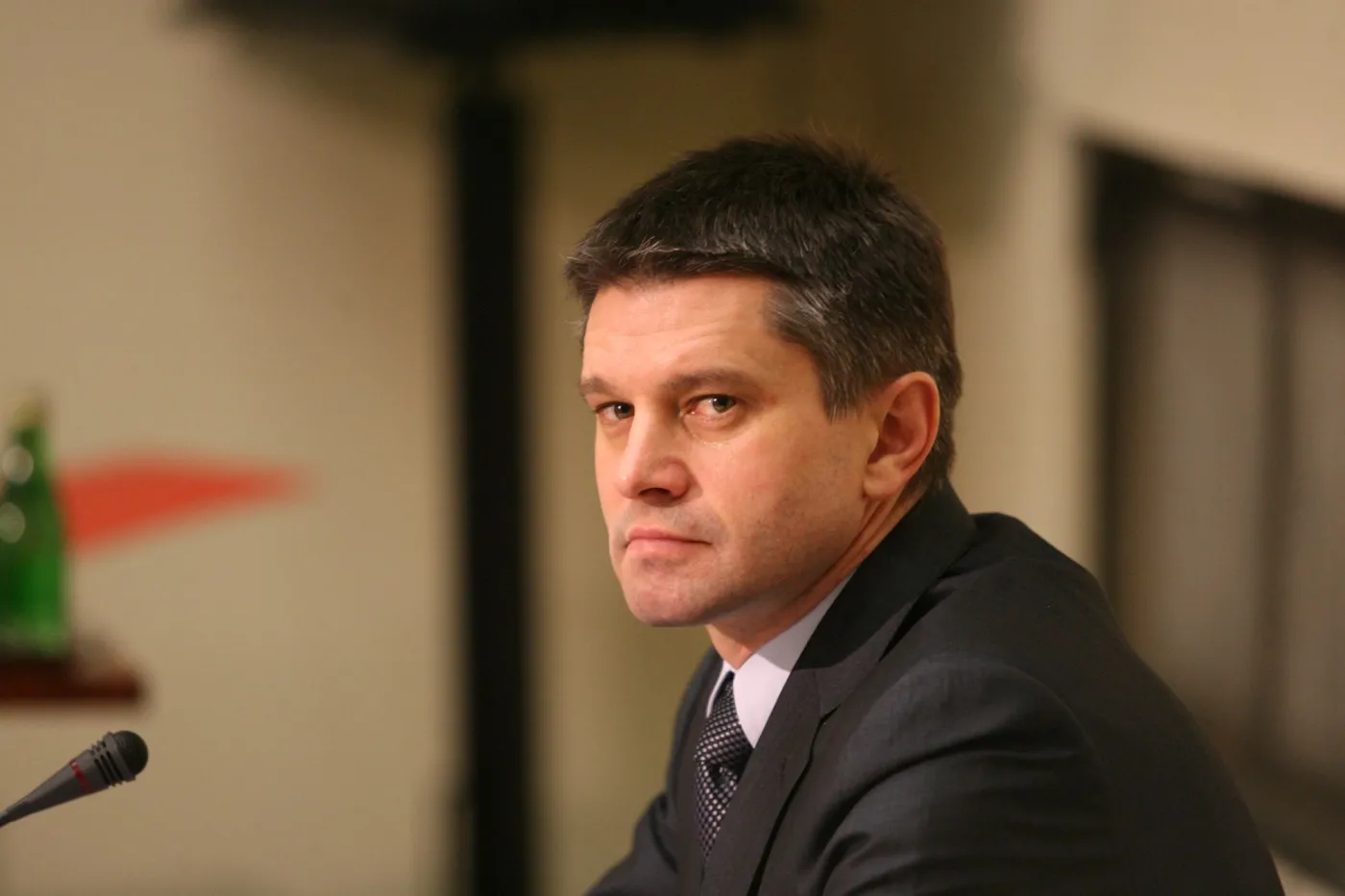 Wiceminister Jacek Kapica tłumaczy się z wożenia dzieci rządową limuzyną