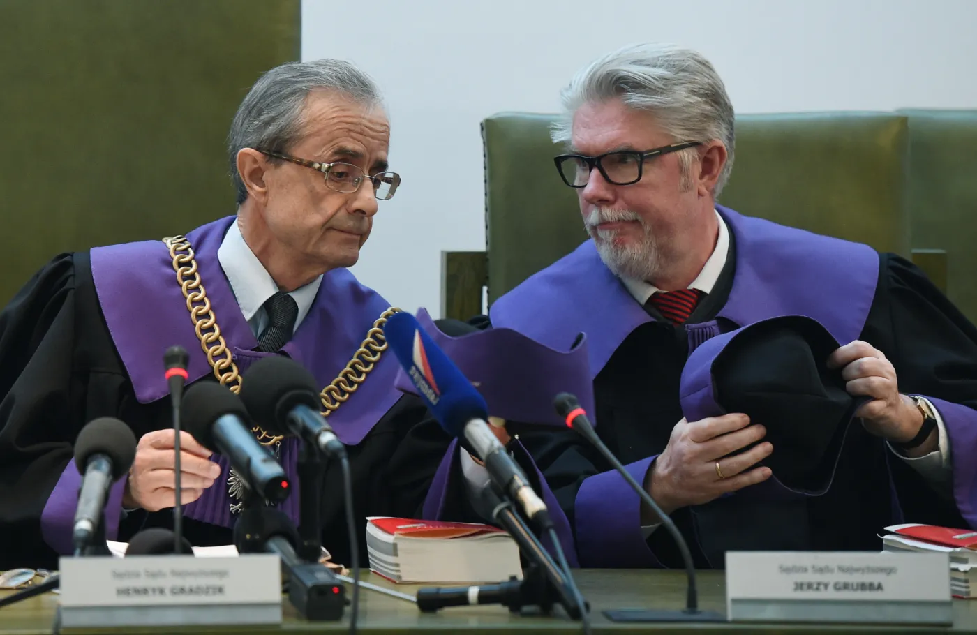 Macierewicz funkcjonariuszem publicznym? Sąd Najwyższy nie odpowie