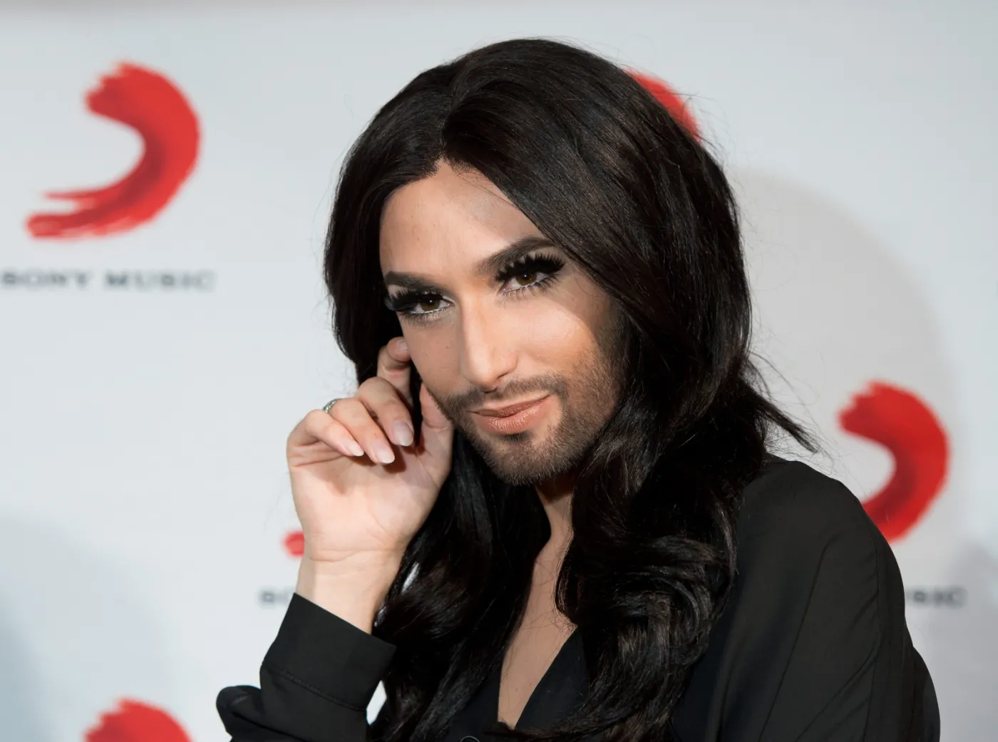 Sekrety "kobiety z brodą". Conchita Wurst wydała autobiografię [ZDJĘCIA]