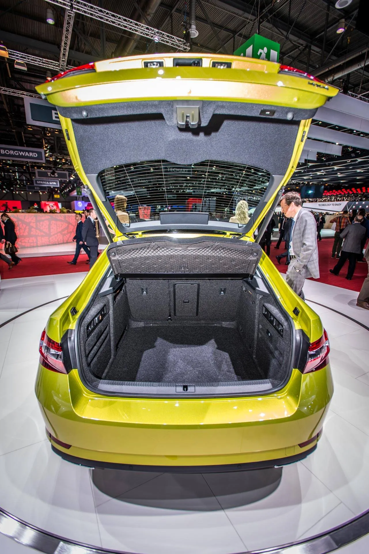 Nowa limuzyna nie dla FSO! Zobacz auto, które przejechało Polakom koło nosa. ZDJĘCIA