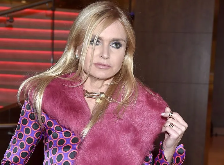 Olejnik została babcią, ale czuje się młodo i woli, by wnuk wołał do niej  "Monika"