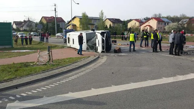 Pelplin. Wypadek busa, ranni w stanie ciężkim. ZDJĘCIA z akcji ratunkowej