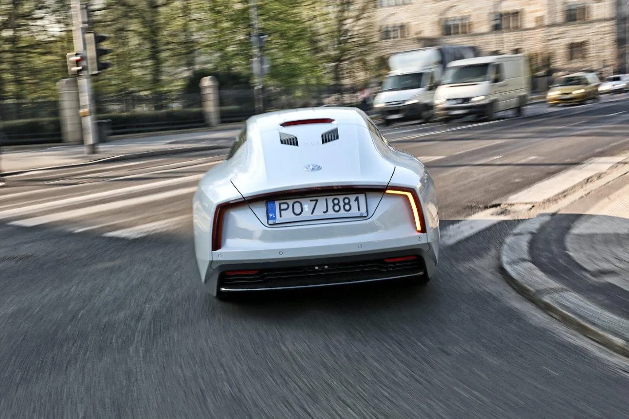 Spala 0,9 l na 100 km i jest już w Polsce! Nowy volkswagen XL1 szokuje techniką. Zdjęcia