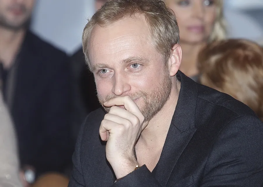 Adamczyk pantoflarzem? "Cała ekipa się z niego nabijała"