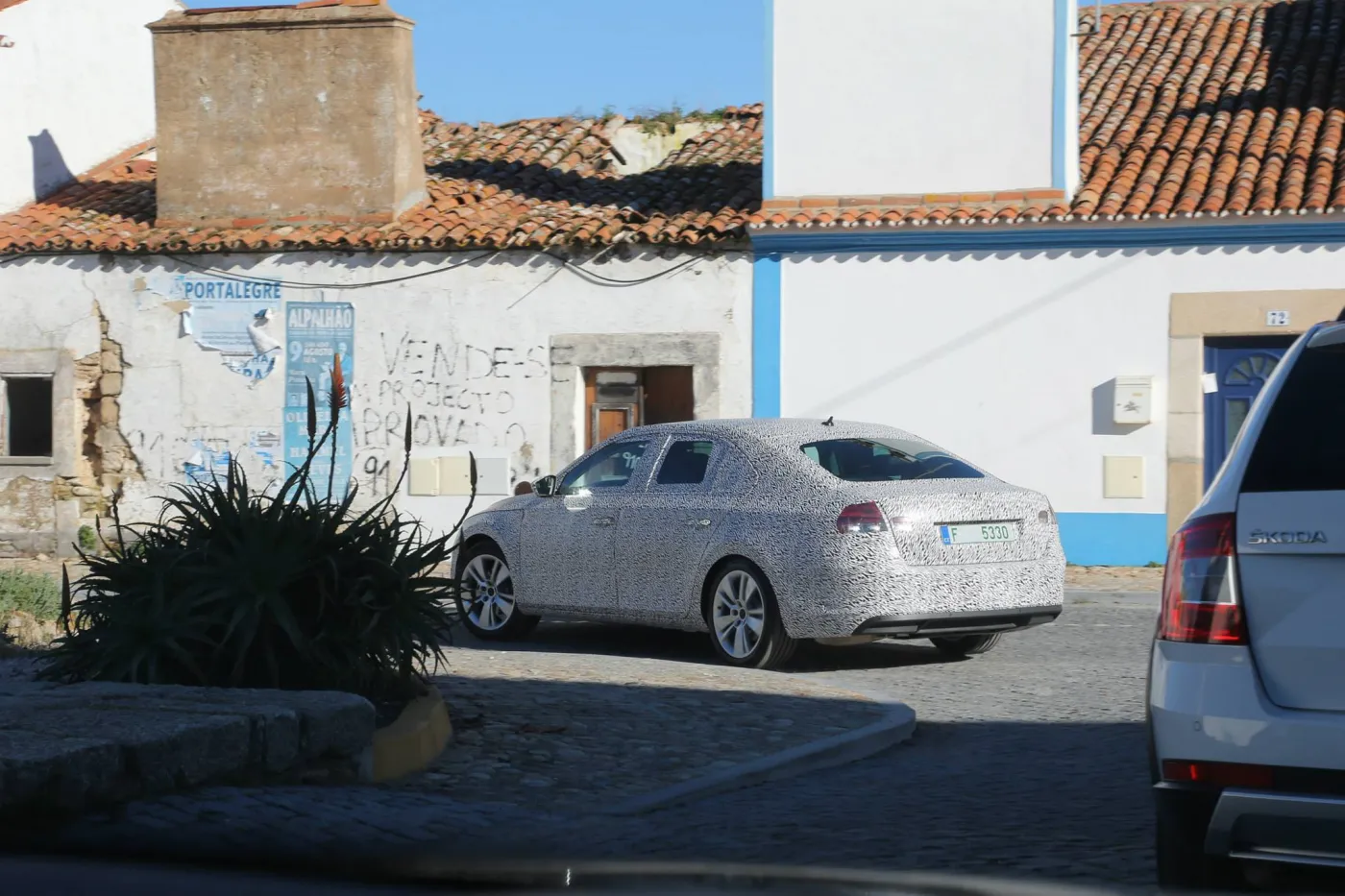 Nowa skoda superb już jeździ! Mamy pierwsze zdjęcia nowej limuzyny z Czech