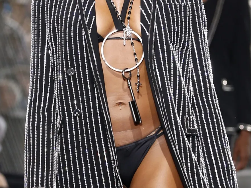 45-letnia Naomi Campbell półnaga na wybiegu