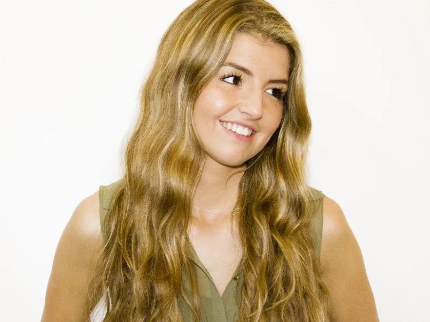 Fale nie tylko na plażę: najmodniejsza fryzura lata krok po kroku