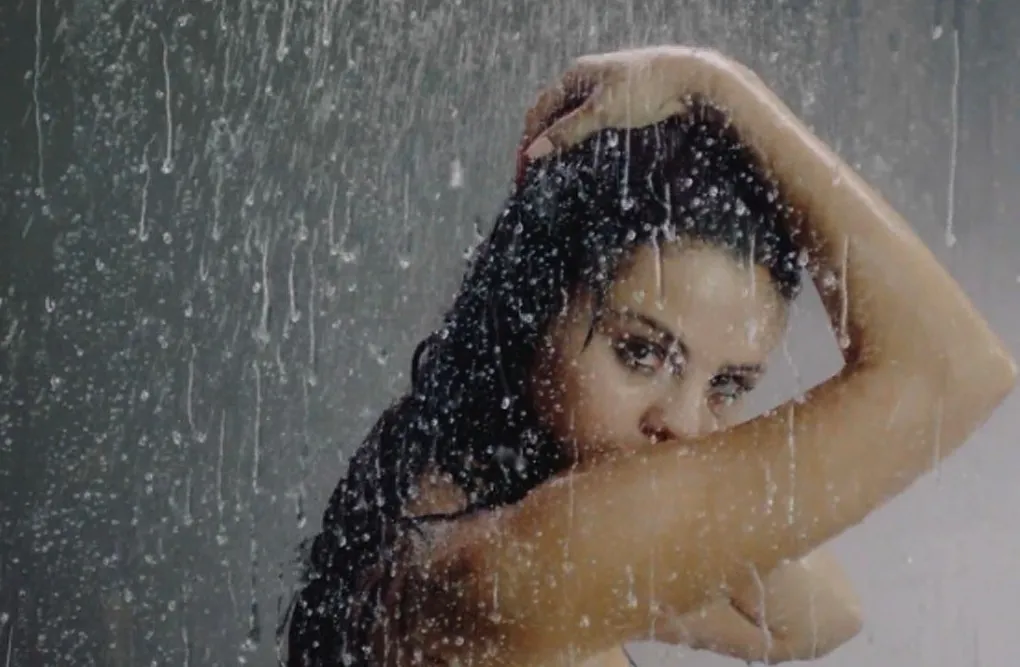 Selena Gomez kusi pod prysznicem [FOTO, WIDEO]