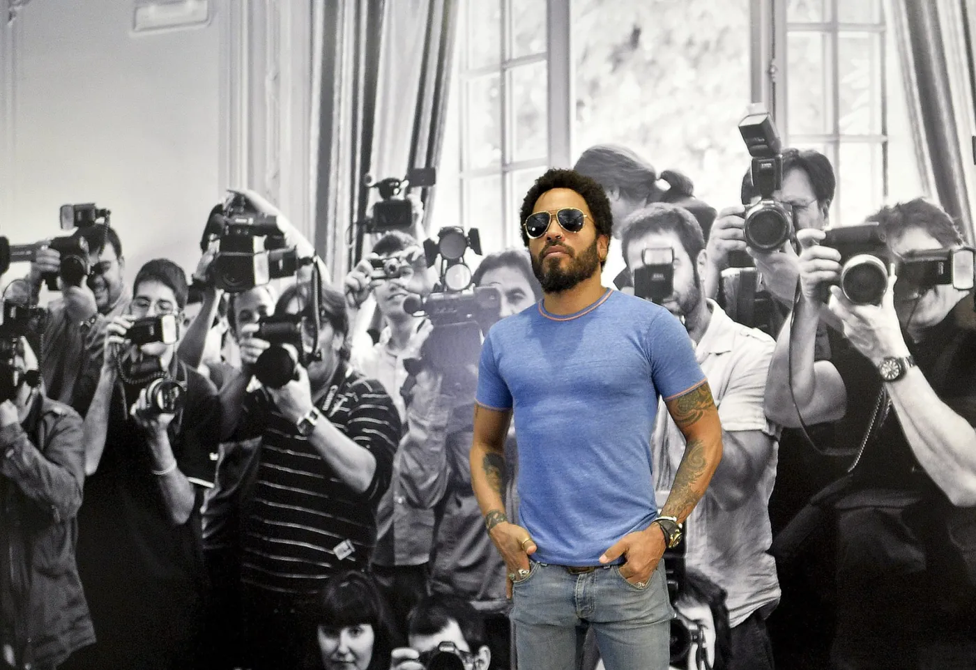 Lenny Kravitz wojuje z paparazzi… własnym aparatem [ZDJĘCIA]