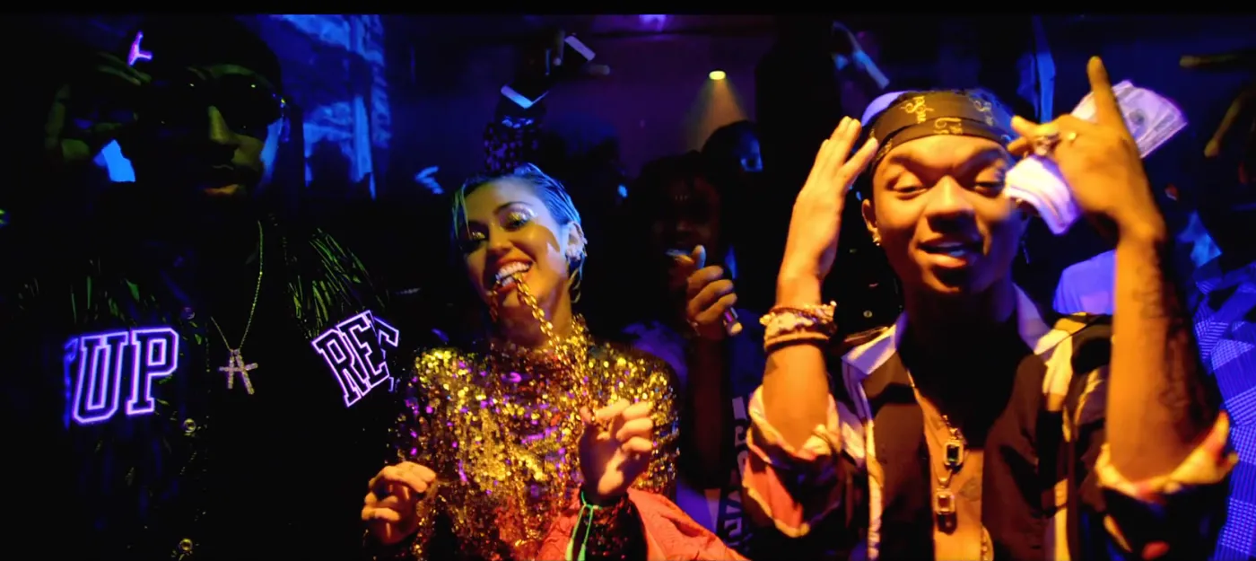 Miley Cyrus stawia drinki dla wszystkich