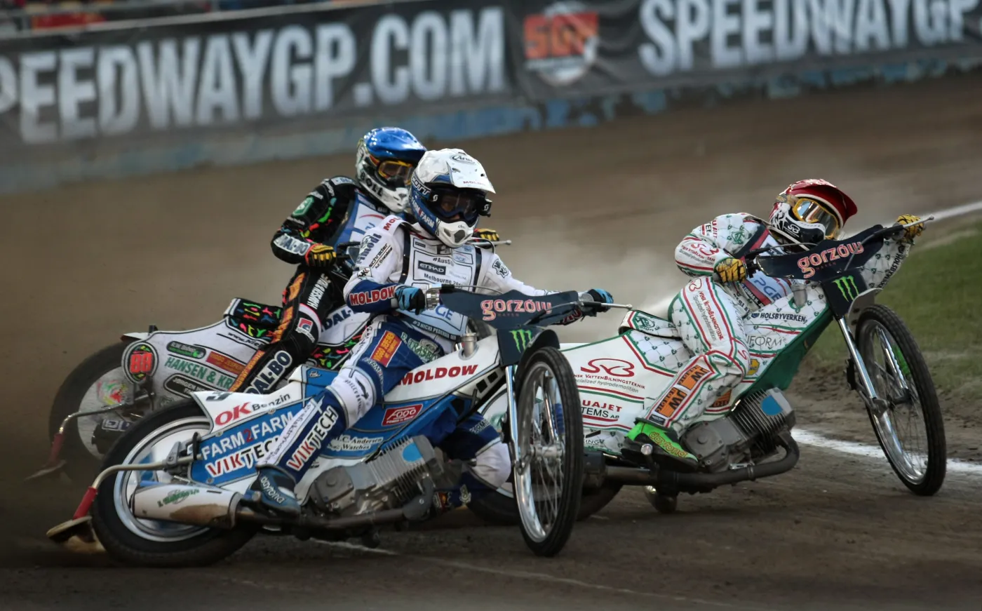 Szwed Tomas H. Jonasson (kask czerwony), Duńczycy Niels Kristian Iversen (niebieski) i Nicki Pedersen (biały) podczas jednego z biegów żużlowego Grand Prix Polski w Gorzowie Wielkopolskim