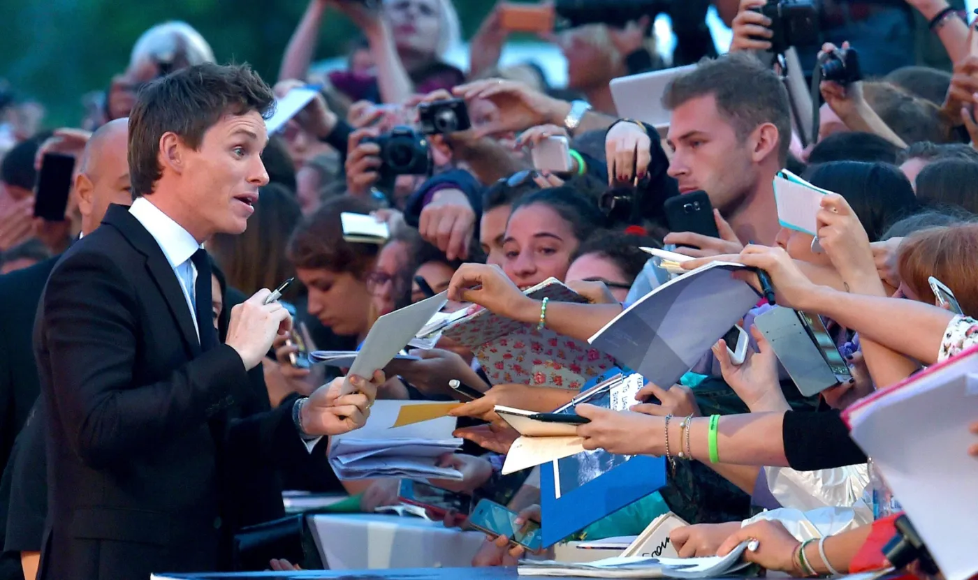 Eddie Redmayne rozchwytywany w Wenecji. Nawet, gdy nie nosi sukienki, jak "Dziewczyna z portretu"