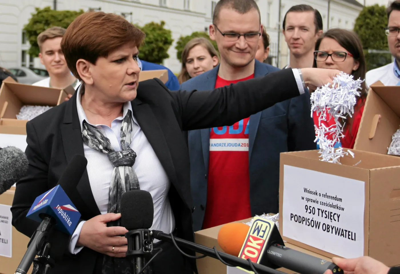 Zmielony papier pod Pałacem Prezydenckim. Szydło: Tak traktowano obywateli