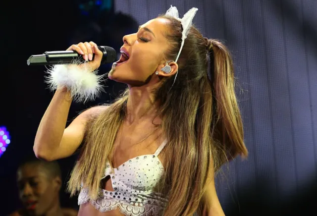 Ariana Grande śpiewa w świetle księżyca