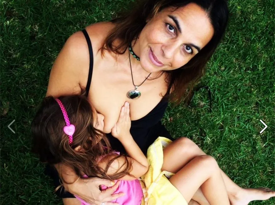 52-latka karmi 6-letnią córkę piersią i uwielbia to pokazywać. FOTO